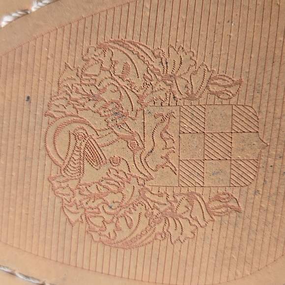 Vince Camuto. Black and White Strappy Heels. Size 6M. Excellent Condition. - Picture 11 of 16